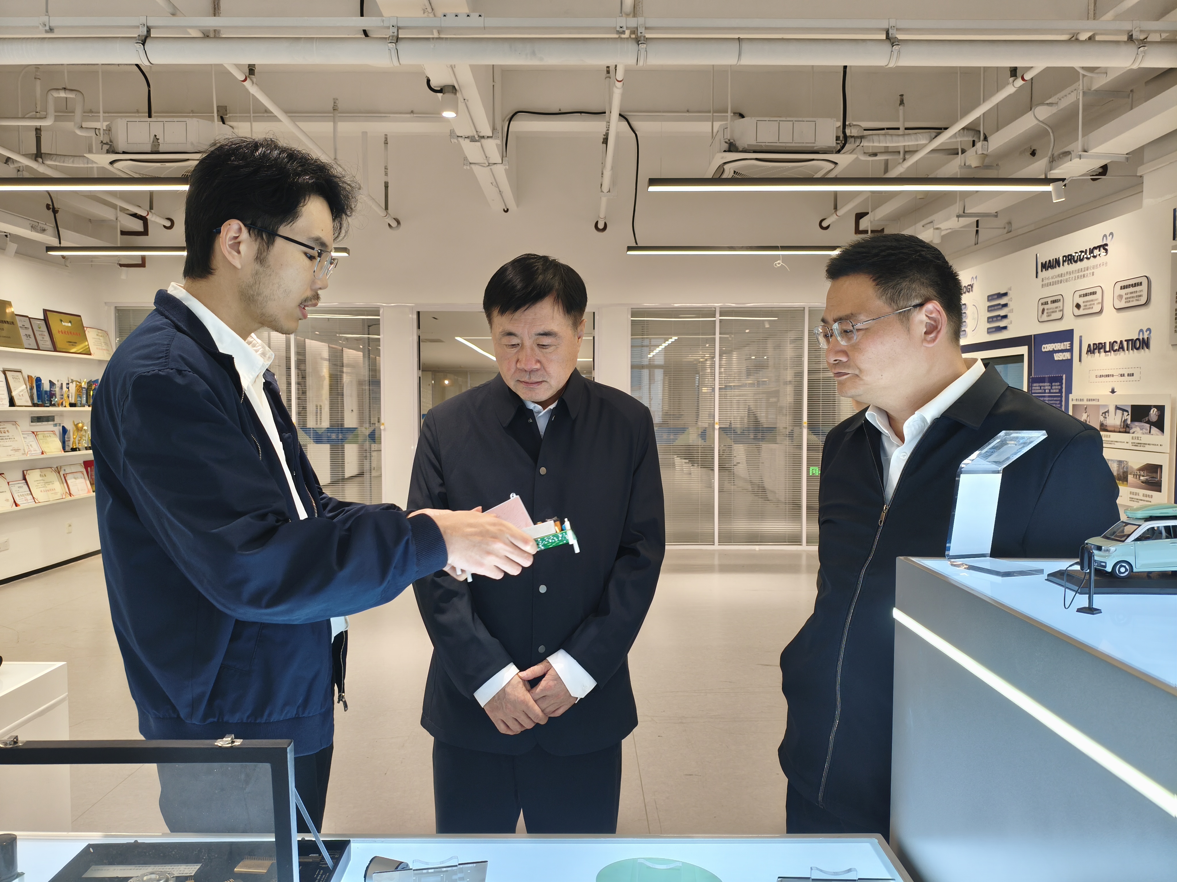 北京市投促中心党组书记，北京市发改委副主任马继业一行调研谱析光晶